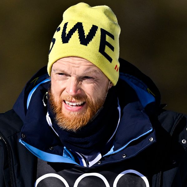 Sveriges förbundskapten Anders Byström under damernas 30 km masstart i skidor under vinter-OS i Peking.