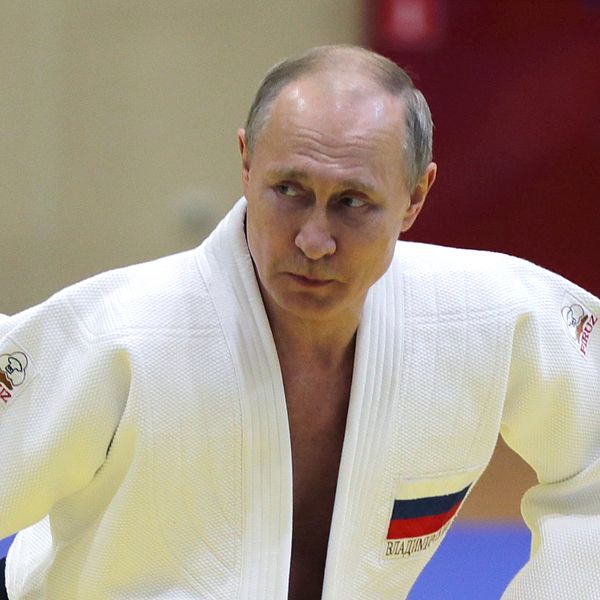 Vladimir Putin fråntas sitt svarta bälte.