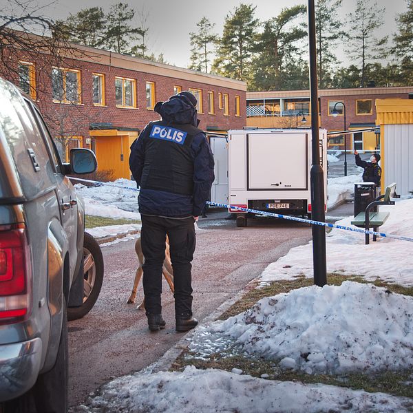 Polis undersöker spår på mordplats i Andersberg.