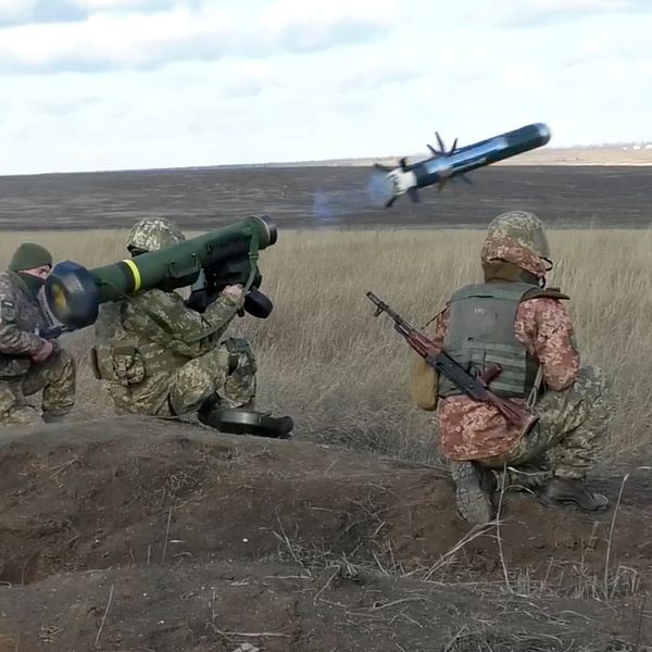 Ukrainska soldater med Javelin – en amerikansktillverkad  pansarvärnsrobot som söker mot målet automatiskt.