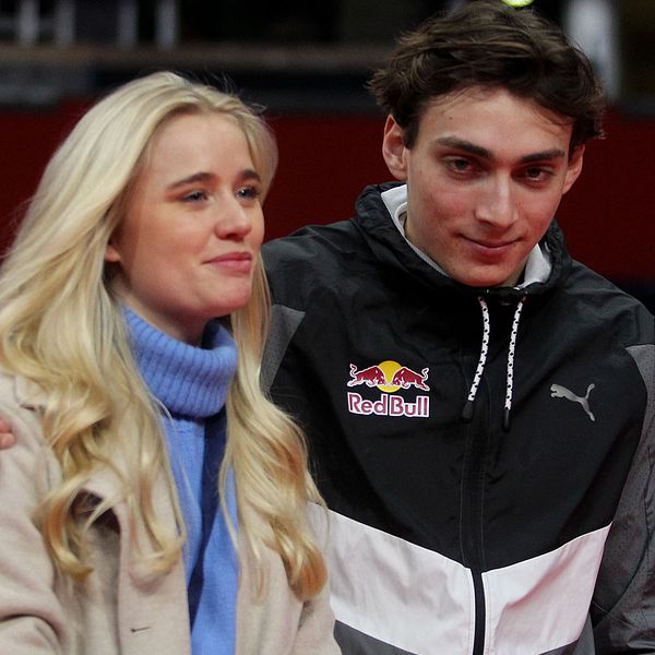 Armand Duplantis med flickvännen Desiré Inglander efter att han satte nytt världsrekord, 6,19 meter, i stavhopp vid en tävling i Belgrad på måndagen.