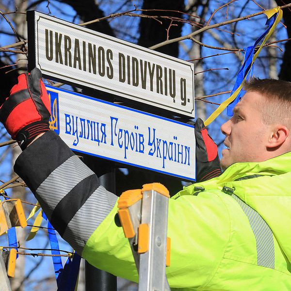 Skyltbyte i Litauens huvudstad Vilnius på onsdagen. Ryska ambassaden är numera belägen på ”Ukrainska hjältars gata”.