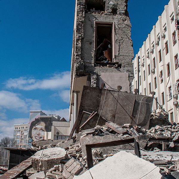 På bilden en bombad myndighetsbyggnad i Charkiv, Ukraina.