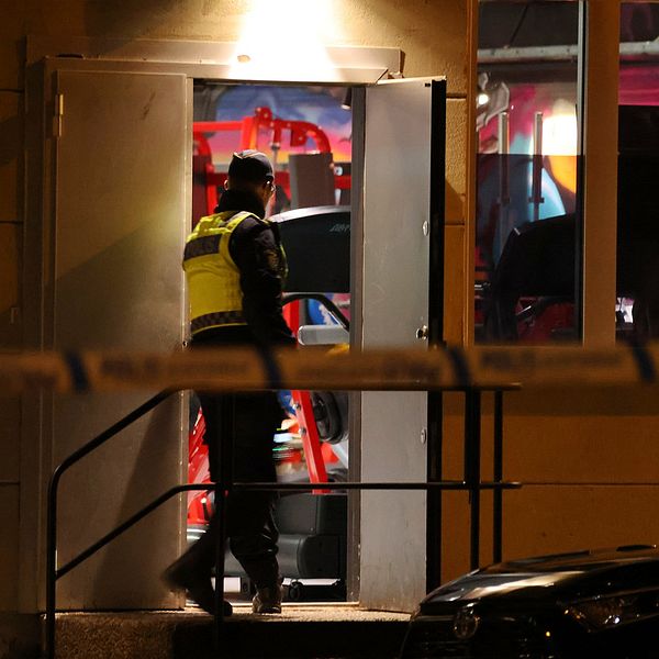 Vid en skottlossning i Lidköping under söndagskvällen hade flera kulor avlossats varav några gick genom väggen till ett intilliggande gym.