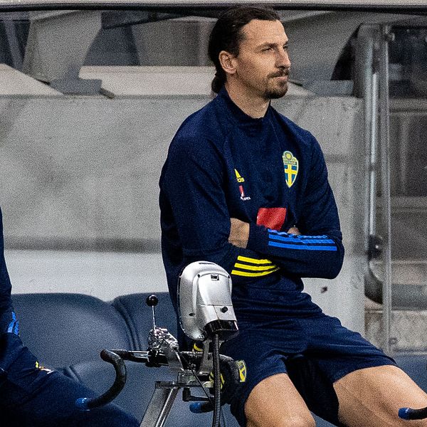 Zlatan Ibrahimovic, här med Martin Olsson, kommer inte att spela 90 minuter mot Polen.