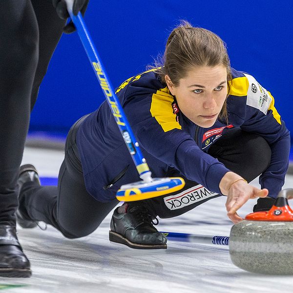 Sverige spelar i helgen slutspel i curling-VM i Kanada. Här skickar skipper Anna Hasselborg i väg en av stenarna i den sista gruppspelsmatchen, där Norge besegrades.