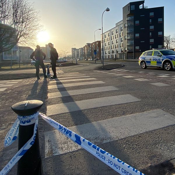 Den unga mannen hittades svårt skadad utomhus på Stagneliusgatan i Kalmar. En stor polisinsats genomförde på morgonen tekniska undersökningar på området, något som enligt Robert Loeffel gett en klarare bild av händelseförloppet.