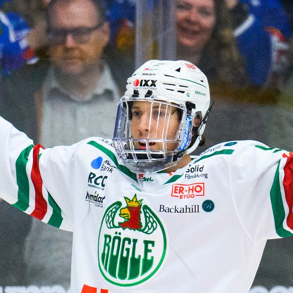 Rögles Adam Tambellini jublar efter 2-3 under kvartsfinal sex i SHL mellan Oskarshamn och Rögle den 10 april 2022 i Oskarshamn.