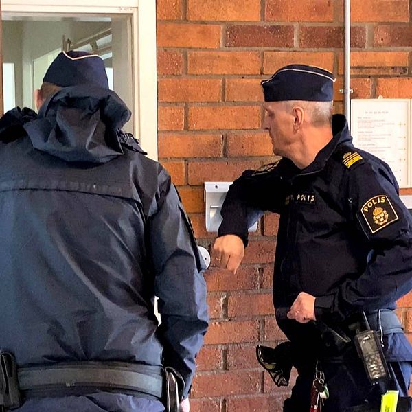 Polisen knackar dörr i bostadsområdet Nacksta i Sundsvall.