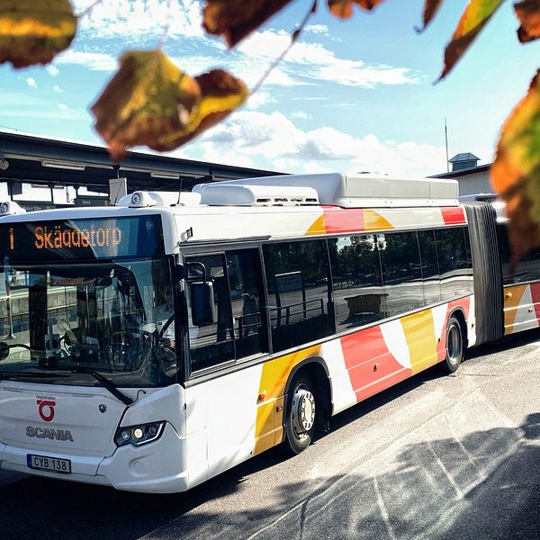 Buss från Östgötatrafiken kör in i Linköpings resecentrum.