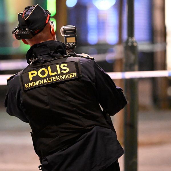 Polisens kriminaltekniker arbetade kring området vid Malmgatan och Kanalgatan i Eslöv på långfredagens skottlossning.