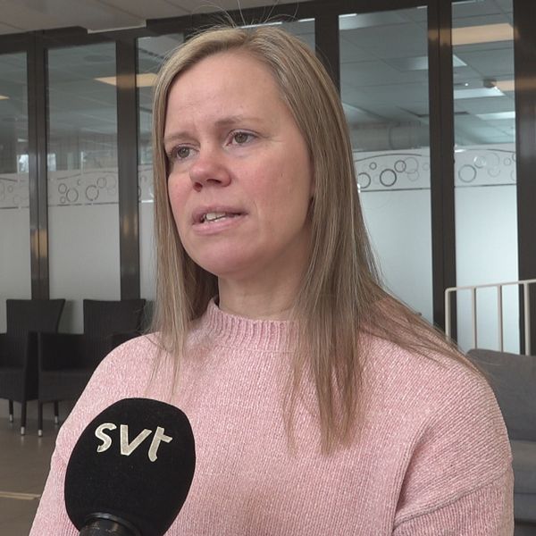 En till synes uppgiven kvinna intervjuas inomhus av SVT