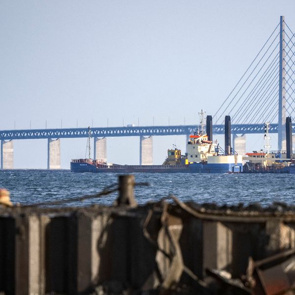 Muddring söder om Refshaleøen utanför Köpenhamn, med Öresundsbron i bakgrund.