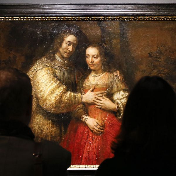 Besökare på National Gallery i London betraktar Rembrandts ”Den judiska bruden”.