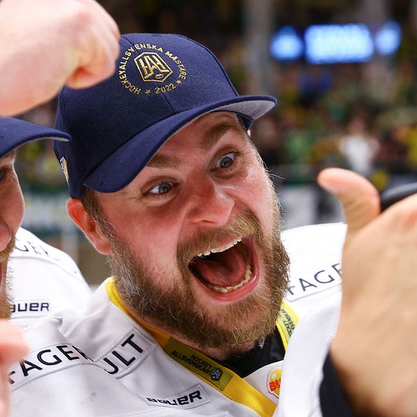 HV71:s Simon Önerud, Nichlas Torp och Daniel Bertov jublar efter final sex i kvalet till SHL mellan Björklöven och HV71 den 4 maj 2022 i Umeå.