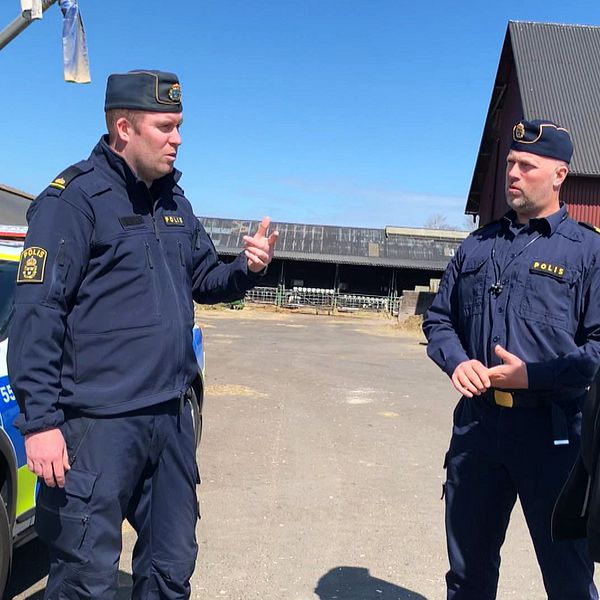 Poliserna Kristan Nilsson och Mikael Eliasson gör en gårdsvandring och pratar med bonden Janne Bengtsson i Laholm om hur han kan skydda sig mot dieselstölder.