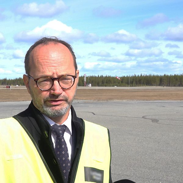 Tomas Eneroth (S), infrastrukturminister, med reflexväst på en flygplats