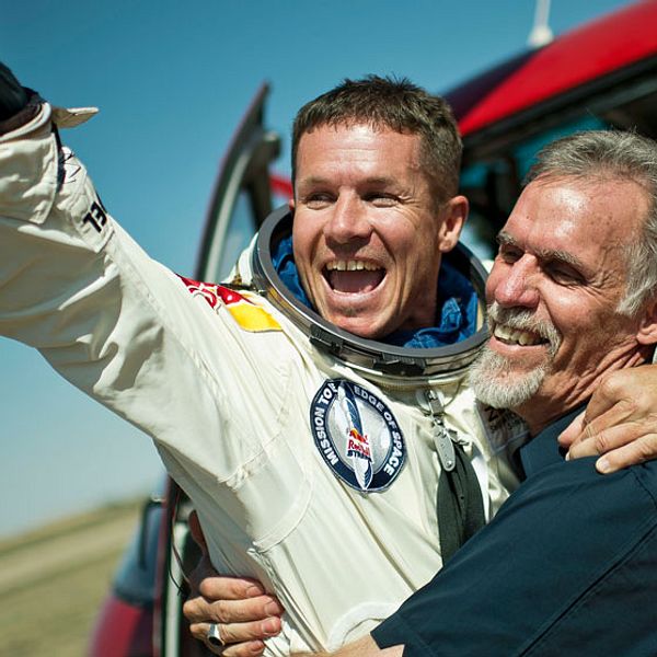 Den österrikiske fallskärmshopparen Felix Baumgartner gratuleras efter hoppet från stratosfären. Foto: Scanpix