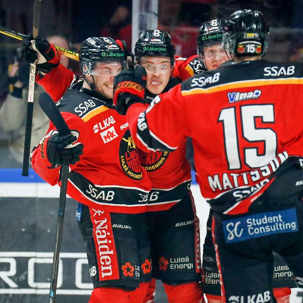 Luleås Julius Honka jublar med lagkamraterna efter sitt 1-0-mål i den femte SM-finalen mot Färjestad.