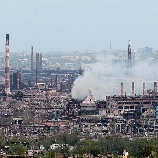 Rök stiger från stålverket Azovstal i Mariupol.