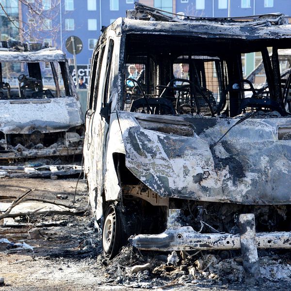 Utbrända polisbilar dagen efter upploppen mot Rasmus Paludan i Sveaparken i Örebro.