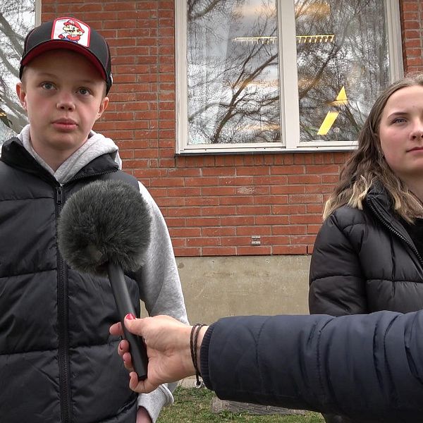 Två elever från Järvsö skola blir intervjuade.