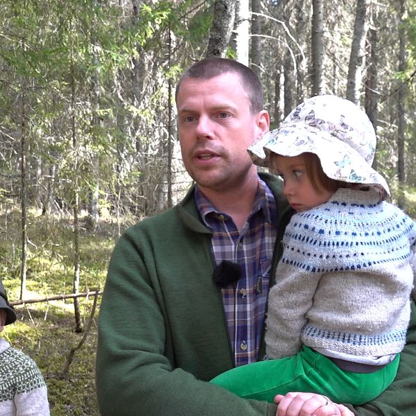 Nils Källström från nätverket ”Bevara Carlsskogen” tillsammans med två av sina barn i skogen.