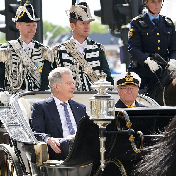 Suomen presidentti Sauli Niinistö ja kuningas Kaarle XVI Kustaa hevosvaunussa Tukholmassa valtiovierailun yhteydessä tiistaina 17. toukokuuta 2022.