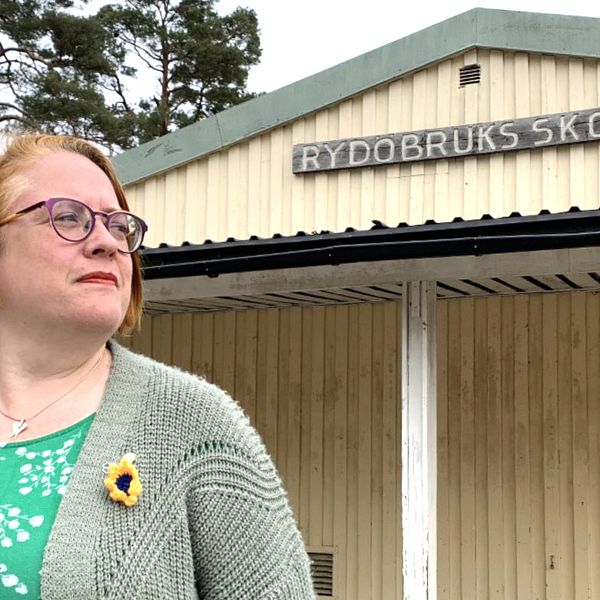 Tillsammans med Moderaterna vill Centerpartiet med Anna Roos lägga ner Rydöbruks skola. I klippet förklarar hon varför.