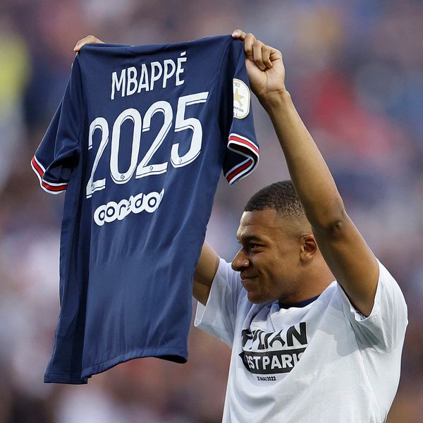 Kylian Mbappé stannar i PSG fram till 2025.