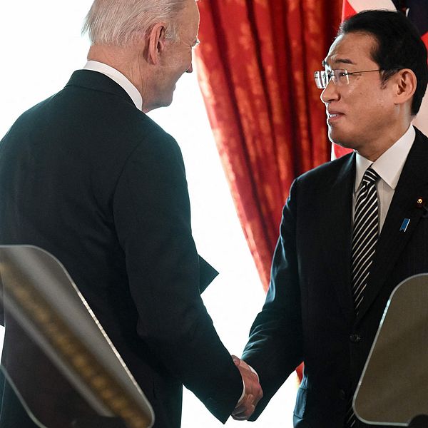 Joe Biden skakar hand med Fumio Kishida på en pressträff i Tokya den 23 maj 2020.