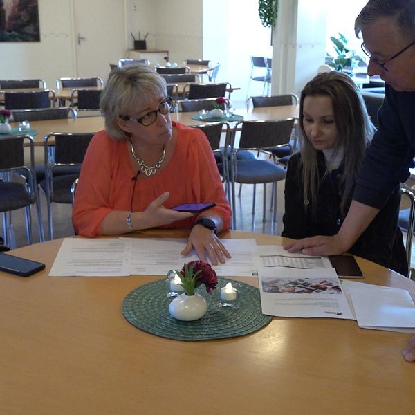 Fyra personer runt ett bord på Korskyrkan i Borlänge