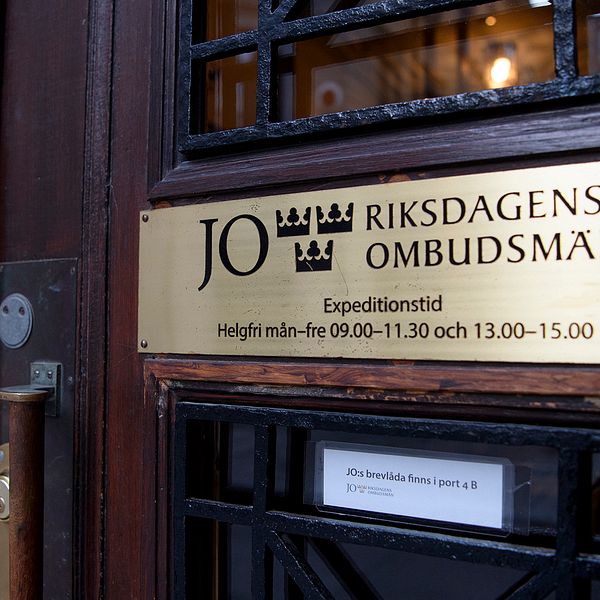 Skylt på dörren till Justitieombudsmannen (JO), eller Riksdagens ombudsmän som är det officiella namnet.