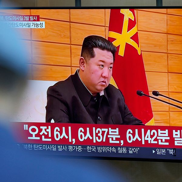 En TV-skärm visar ett nyhetsprogram som rapporterar om Nordkoreas missiluppskjutning med ett arkivklipp av Nordkoreas ledare Kim Jong Un, vid en tågstation i Seoul, Sydkorea, onsdagen den 25 maj.