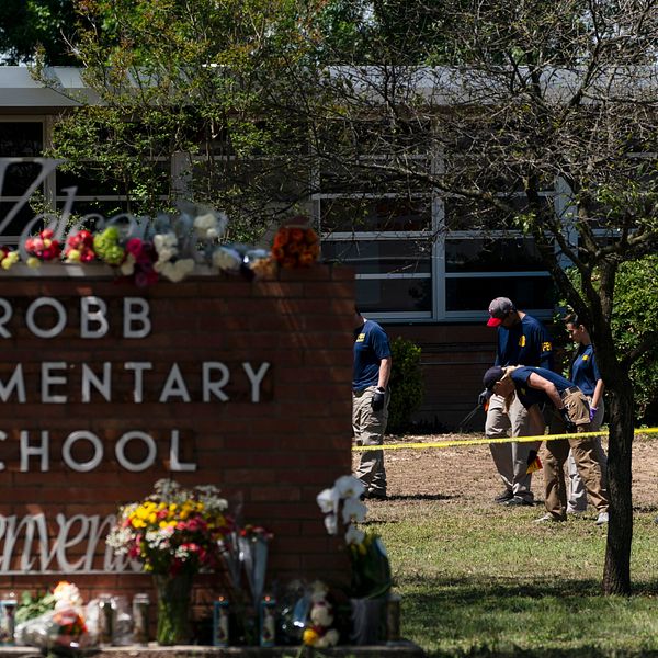 Blommor och ljus utanför Robb Elementary School där en skolskjutning inträffade dagen innan.