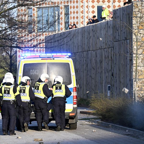 Motdemonstranter kastade sten mot kravalllutrustad polis och en polisbuss vid Skånegården i Malmö där Rasmus Paludan, partiledare för det danska högerextrema partiet Stram kurs, höll en manifestation den 16 april.