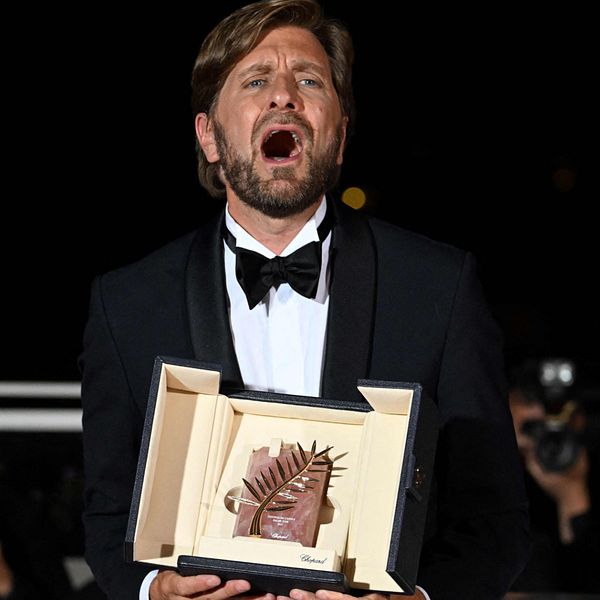 Regissören Ruben Östlund efter att han tilldelats Palme d'Or – Guldpalmen – för filmen Triangle of Sadness.