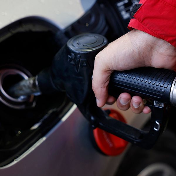 Bensinpriserna höjs efter EU:s nya sanktionsförslag mot rysk olja. En person tankar sin bil.