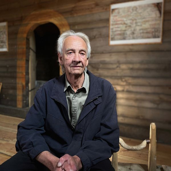 Agne Niklasson, kyrkoguide, inuti den timrade nyuppbyggda kopian av Södra Råda gamla kyrka