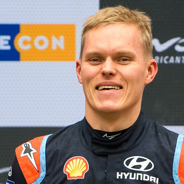 Ott Tänak rycker i VM-rallyt – efter rödflaggskaos