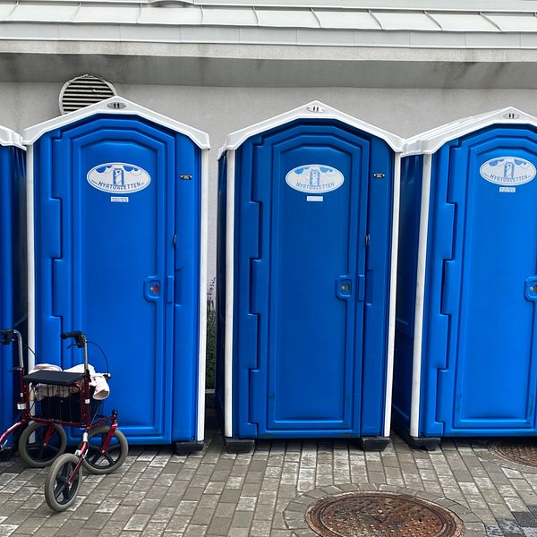 Portabla toaletter, bajamajor, utanför Nyköpings lasarett. Framför dem står en rullator.