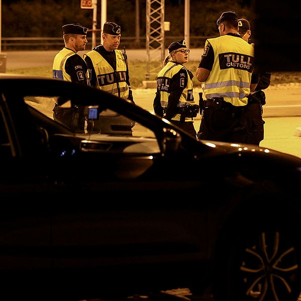 Tullens personal i arbete vid Öresundsbrons betalstation vid Lernacken i Malmö natten till torsdagen. Enligt danska medier skall ett stort antal av de närmare 300 flyktingar som suttit på ett tåg i Rödby hamn nu vara på väg mot Sverige i privata bilar.