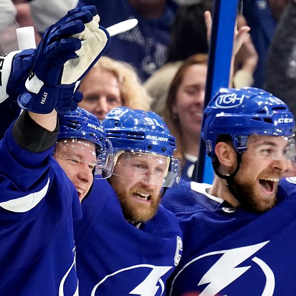 Tampa Bays Steven Stamkos (mitten) firar med Ondrej Palat (vänster) och Jan Rutta (höger).