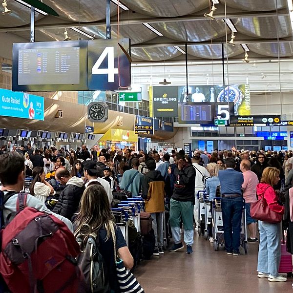 Trängsel och långa köer på Arlanda terminal 5.