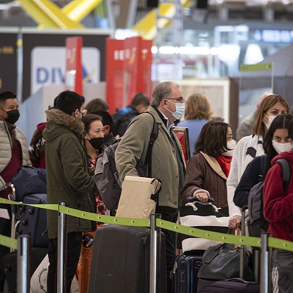 Passagerare köar på Madrids flygplats.