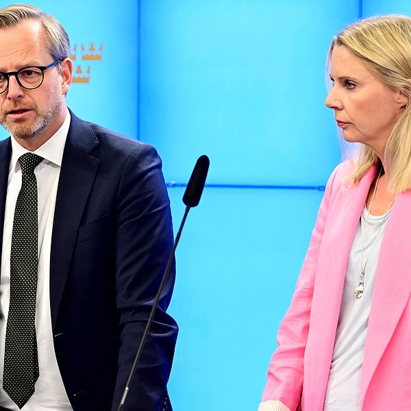 Finansminister Mikael Damberg (S) och finansutskottets ordförande Åsa Westlund (S) håller en pressträff