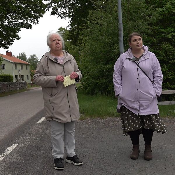 Margaretha Bladh och reporter Emma Johansson går på en väg i Kråkshult bredvid varandra.