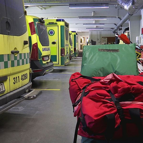 Ambulanser i ett garage.