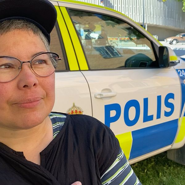 Patricia Fortoul (efternamn borttaget i publiceringen av AU), vittne till våldsdåd i Västerås, framför polisbil.