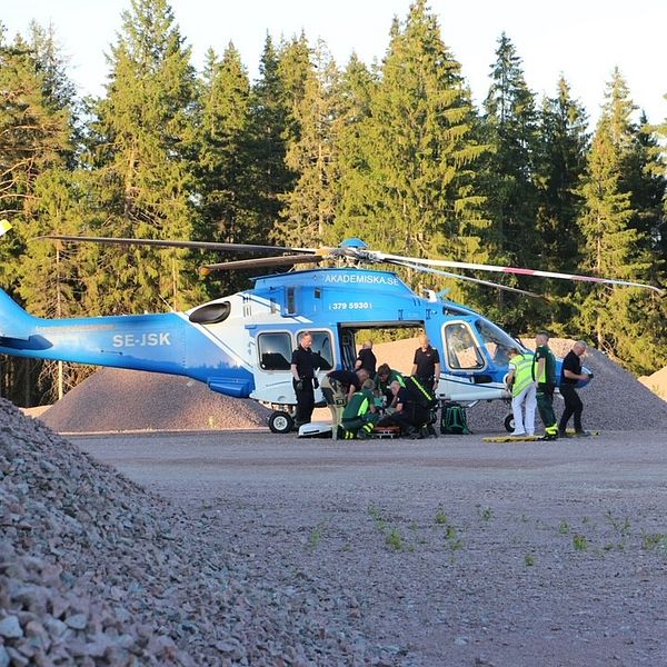räddningspersonal vid helikopter